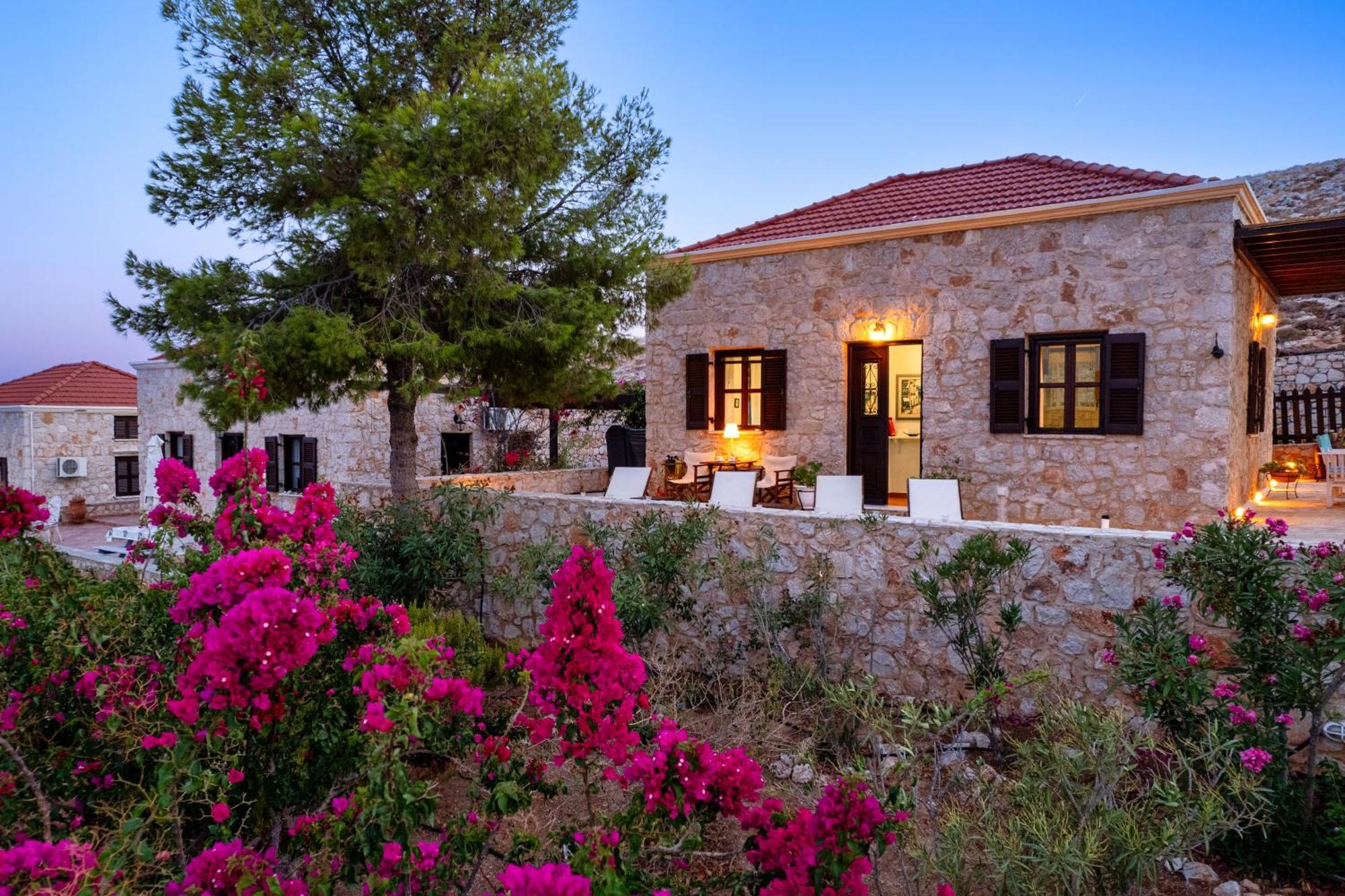 Villa Ftenagia Chalki Town ภายนอก รูปภาพ